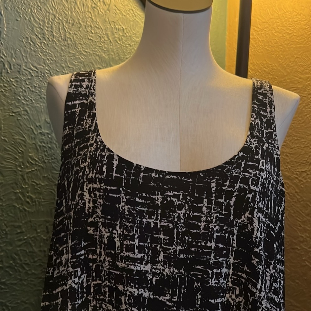 This dress is very flowy - Picture 2 of 4